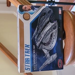 Polar Lights Star Trek USS Shenzhou NCC-1227 Snap Model Kit